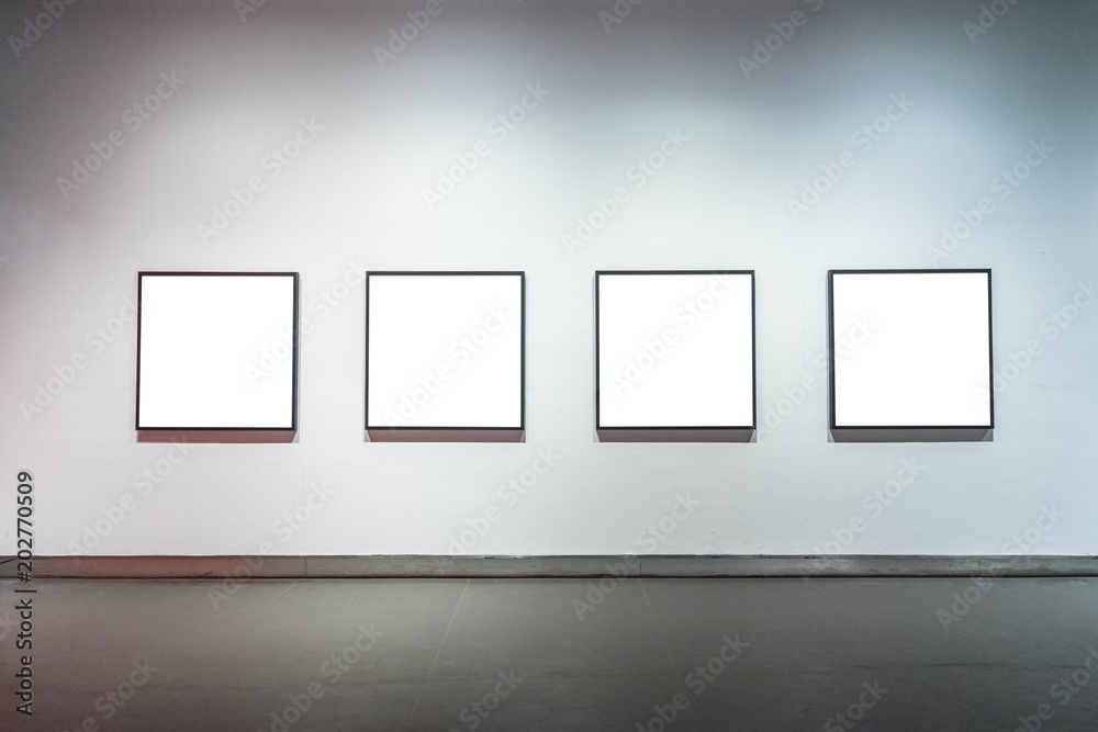 画廊中的空白框架
