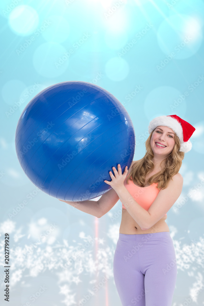 微笑的金发女子拿着运动球，蓝色图案搭配白色雪花