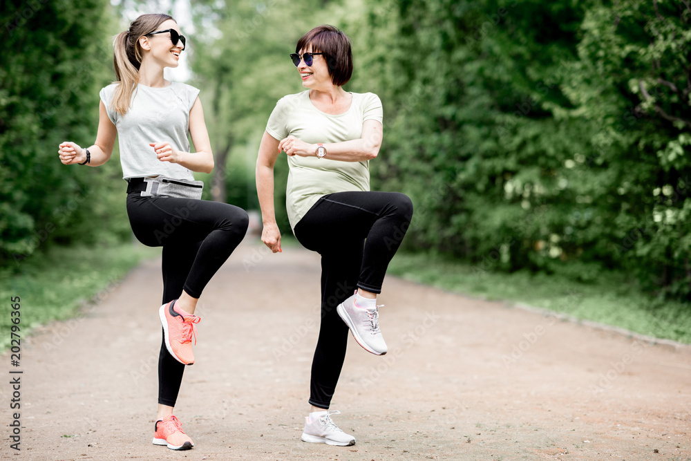 两名女性在公园锻炼