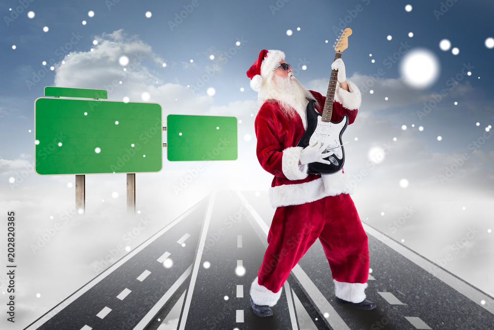 圣诞老人在有空路标的云层上对着道路弹电吉他