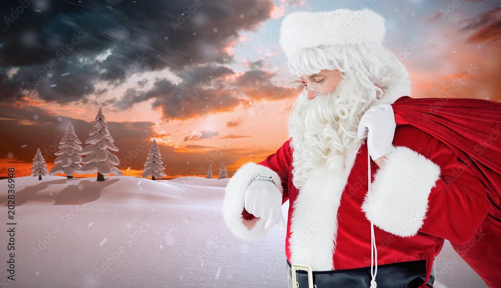 节日圣诞老人用冷杉树对照雪景查看时间