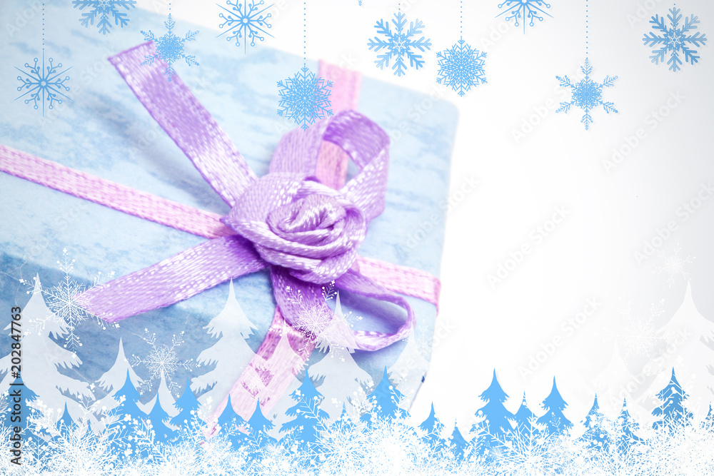 雪花和冷杉树与紫色缎带蓝色礼盒的特写