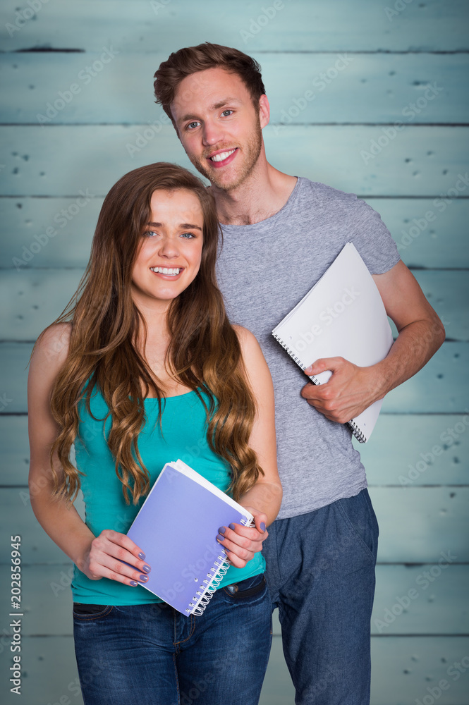 一对面带微笑的年轻夫妇的画像，书靠木板