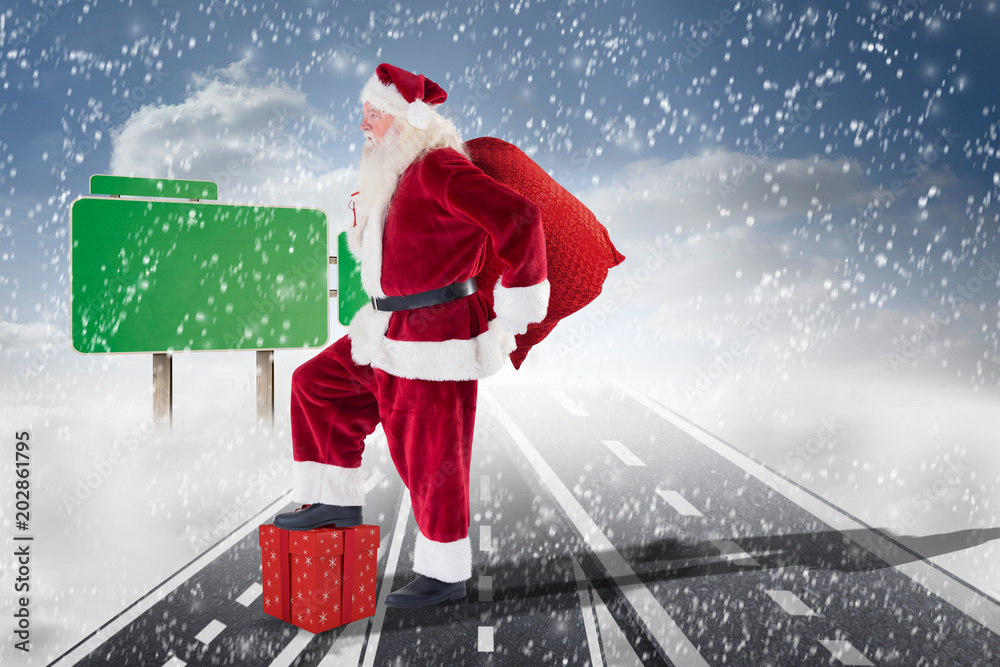 圣诞老人背着包在有空路标的云层上跳到路上