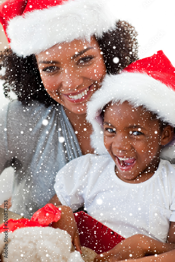 母亲和女儿在下雪的圣诞节玩得很开心的合成图像