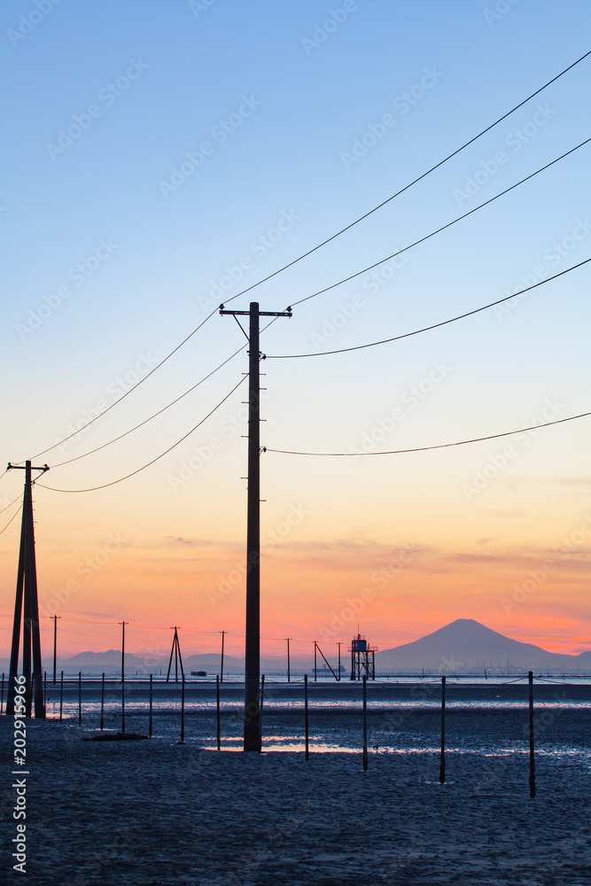 富士山和日落中的大海