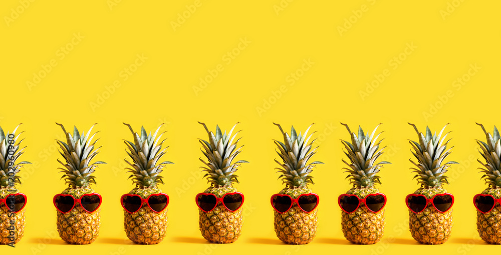 黄底戴墨镜的菠萝系列
