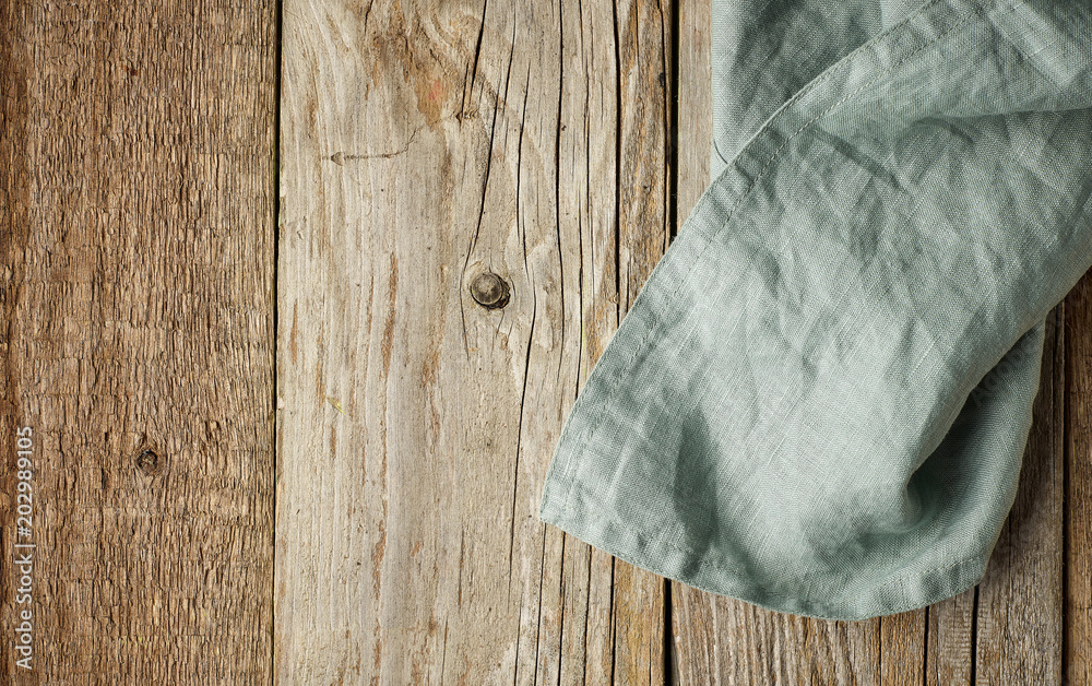 木质背景亚麻餐巾