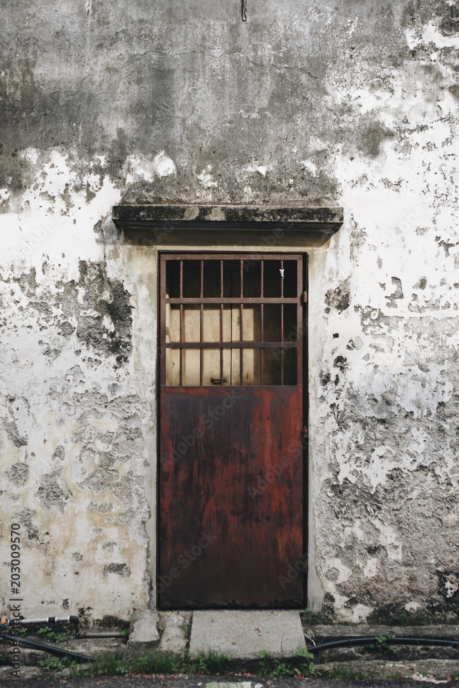 槟城一栋房子的锈迹斑斑的门和外部