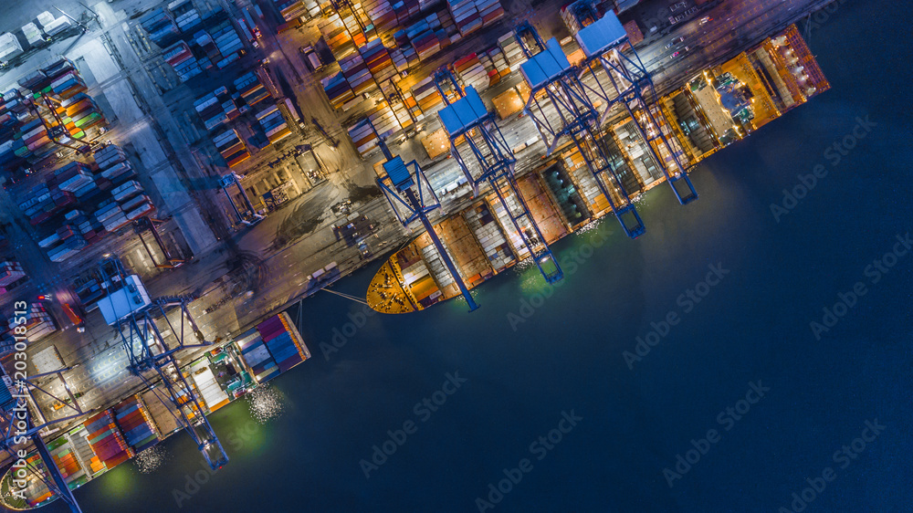 空中俯视集装箱货船夜间作业，国际航空公司的商业物流和运输