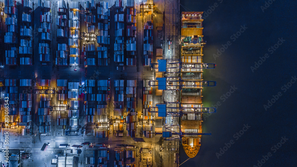 集装箱货船夜间作业鸟瞰图，Inter的商业物流和运输