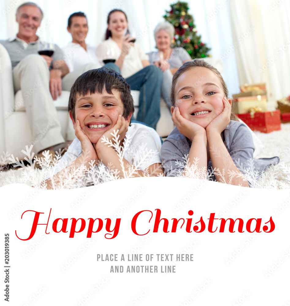 兄弟姐妹在圣诞节与家人一起躺在地板上，反对快乐的圣诞节