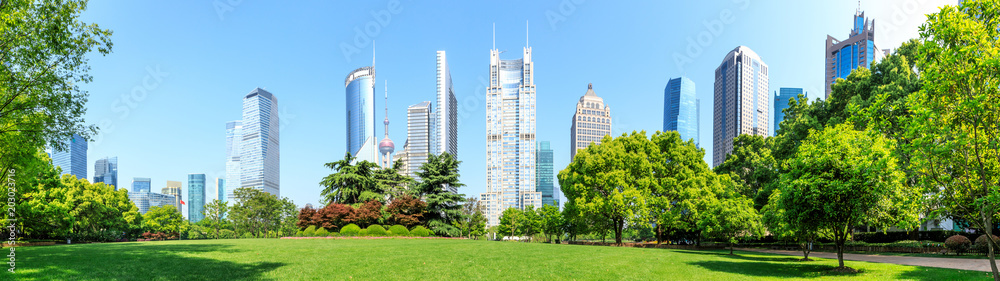 上海现代商业建筑背景的城市公园