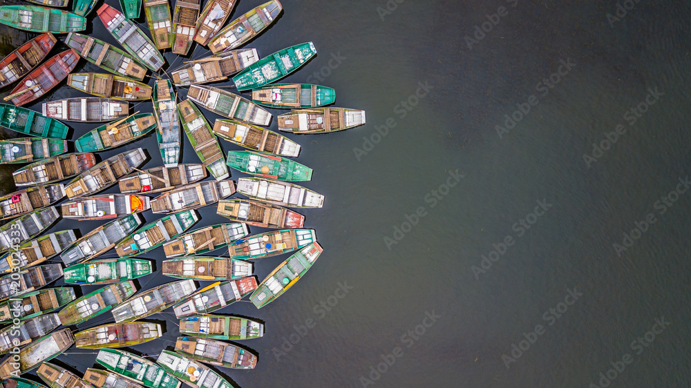 越南宁平Tam Coc，等待乘客的鸟瞰划艇。
