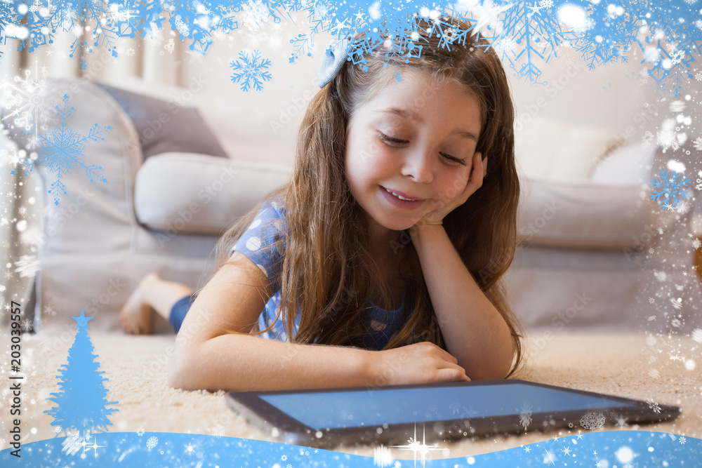 一个小女孩在客厅里对着雪使用数字平板电脑的特写