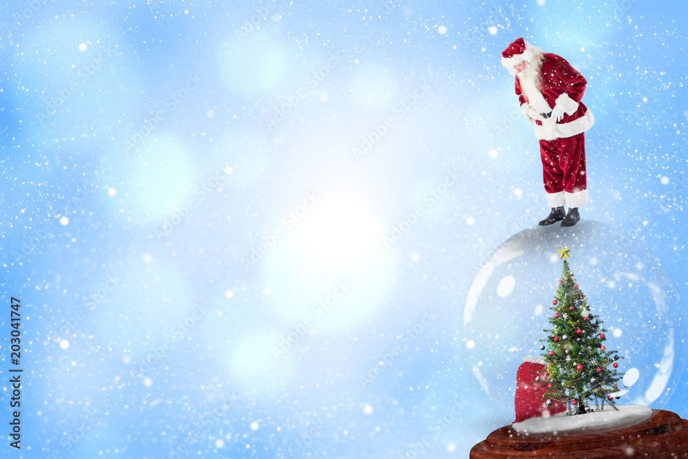 圣诞老人站在雪球上对抗蓝色抽象光点设计