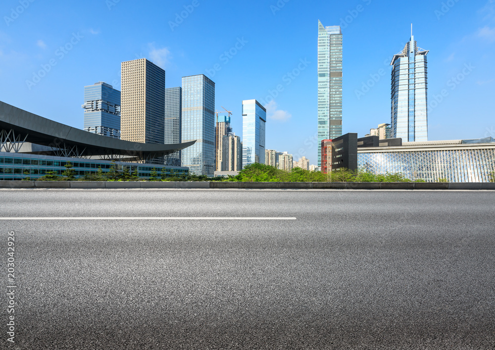 深圳空旷的柏油路和现代化的商业办公楼