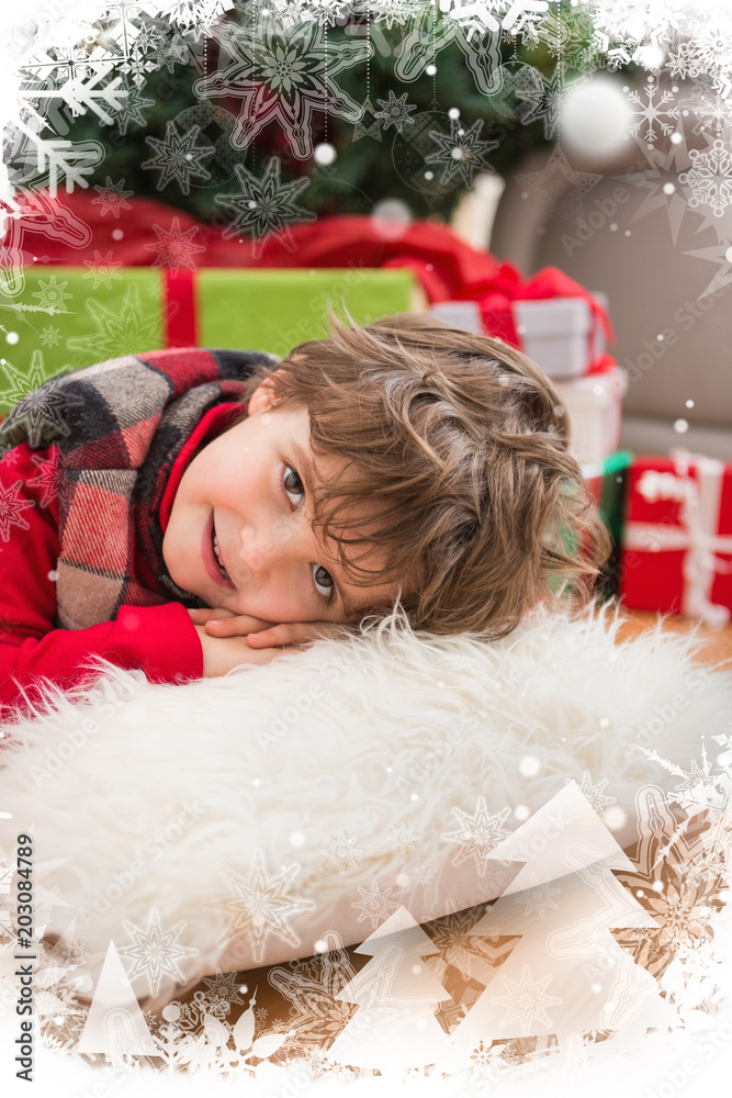 节日小男孩对着银色圣诞主题相框对着镜头微笑
