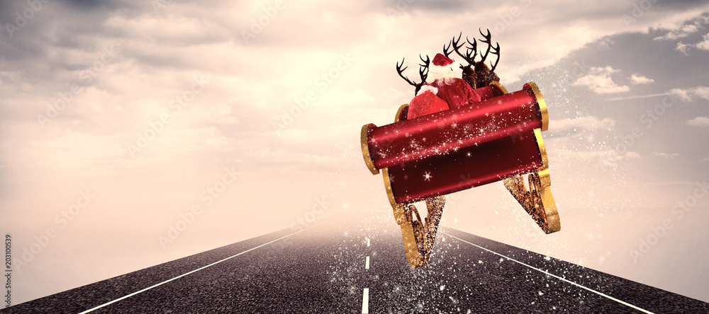 圣诞老人在多云的街道背景下驾驶雪橇