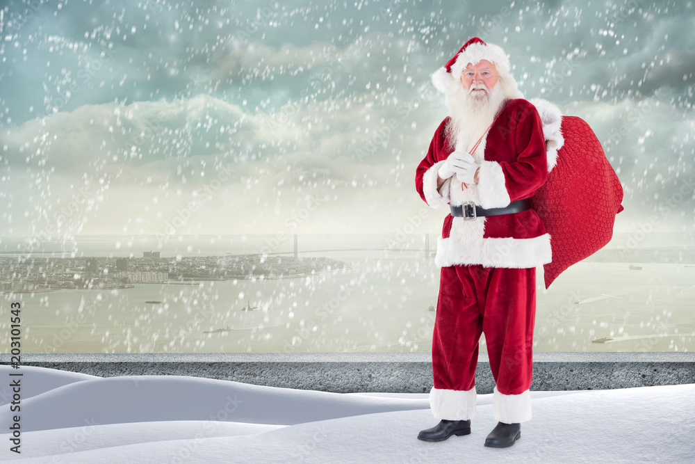 圣诞老人站在海岸线城市的雪壁上