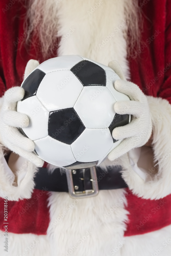 圣诞老人拿着一个红色背景的经典足球