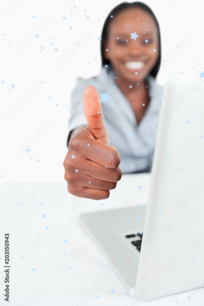 一位女商人在下雪时用笔记本电脑竖起大拇指的肖像合成图