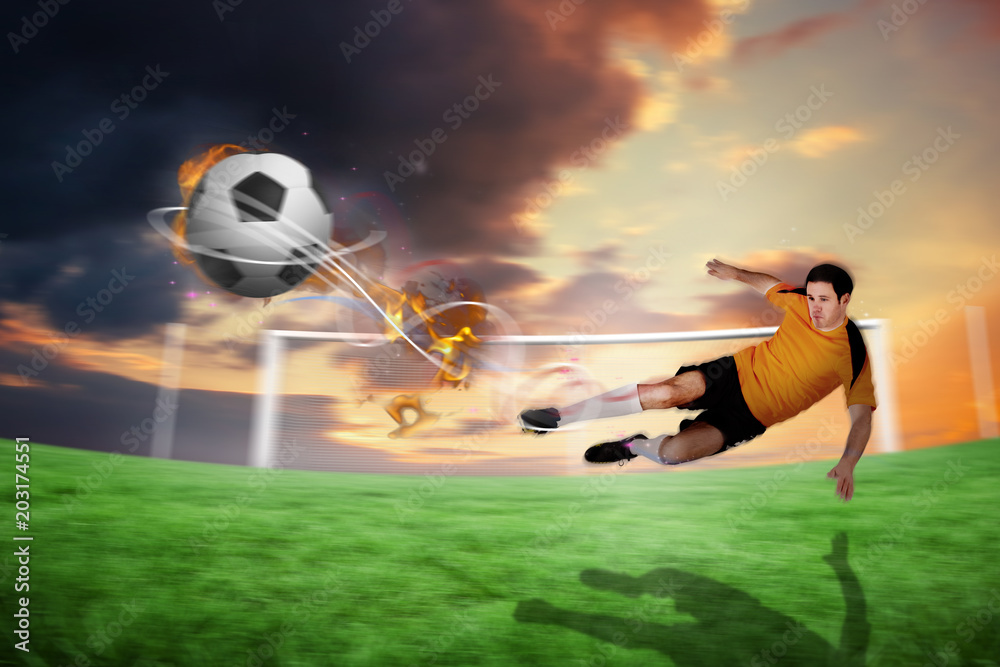 橙色足球运动员在多云的橙色天空下踢足球场