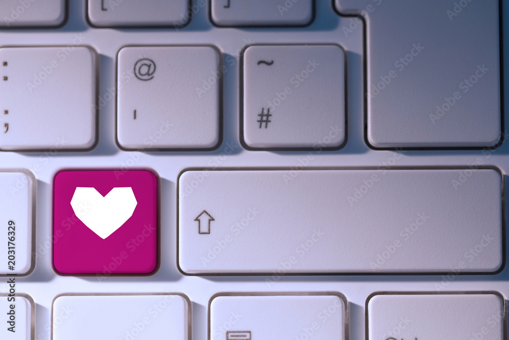 键盘上粉色按键的心脏
