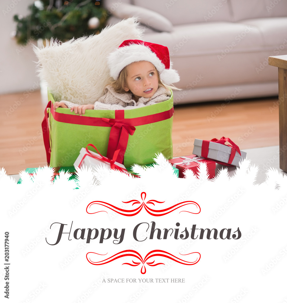 可爱的小女孩坐在边境的巨型圣诞礼物里