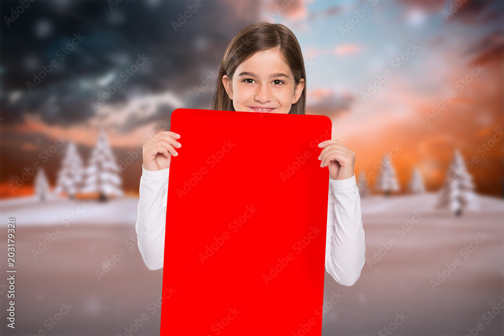 可爱的小女孩在圣诞背景下展示卡片