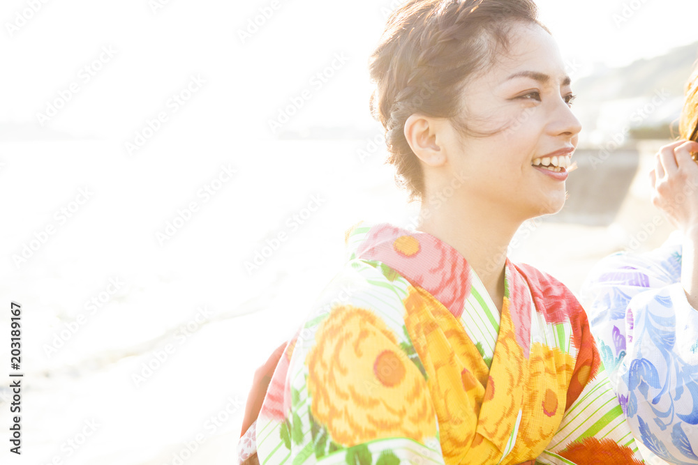 浴衣を着ている若い日本女性の横顔