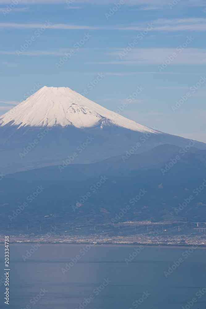 静冈县冬季的富士山和骏河湾。从伊豆县的大鹿山看