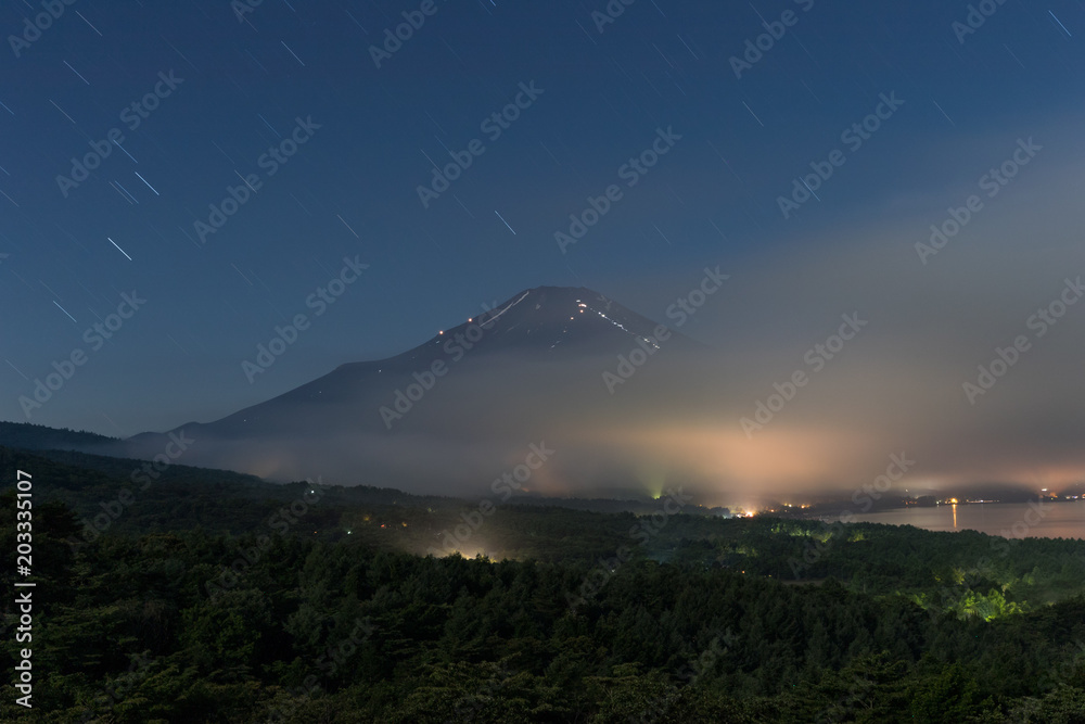 山中湖有云的富士山夜景