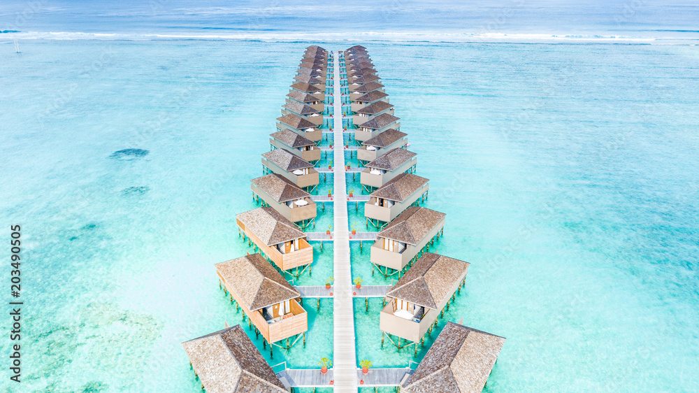 马尔代夫岛鸟瞰水上别墅，美丽的马尔代夫热带度假酒店。