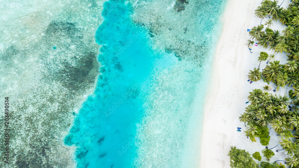 Beauti马尔代夫岛热带岛屿白色沙滩与蓝色泻湖蓝天鸟瞰图