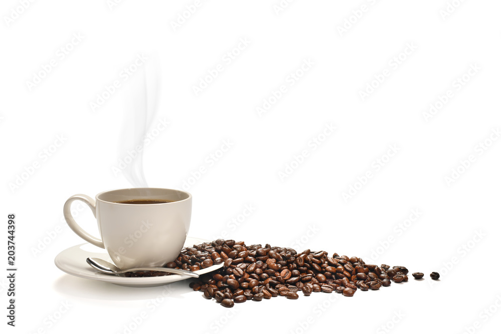 一杯有烟的咖啡，咖啡豆被隔离在白底上