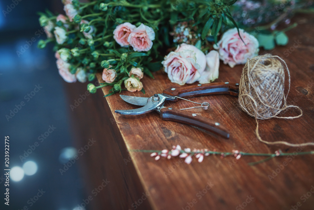 美丽的花朵和园艺工具