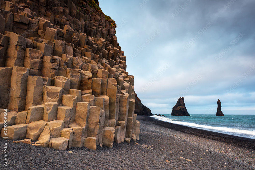 黑色海滩上的玄武岩岩层Troll toes。Reynisdrangar，Vik，Iceland