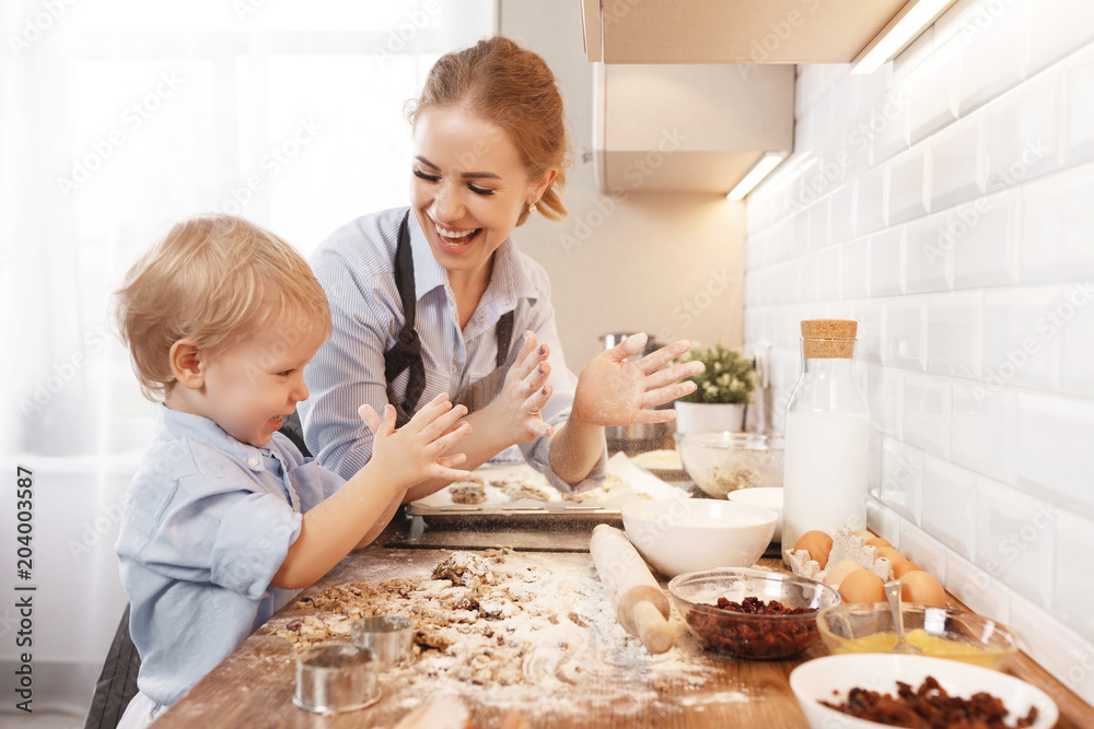 厨房里的幸福家庭。母亲和孩子在烤饼干。