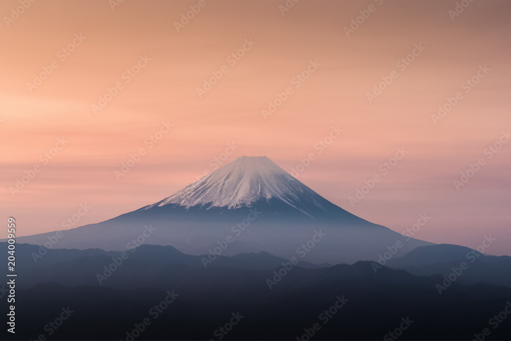 春季日出的富士山顶