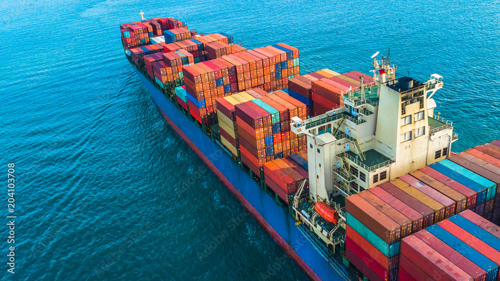 鸟瞰集装箱货船，国际商务物流和运输由c