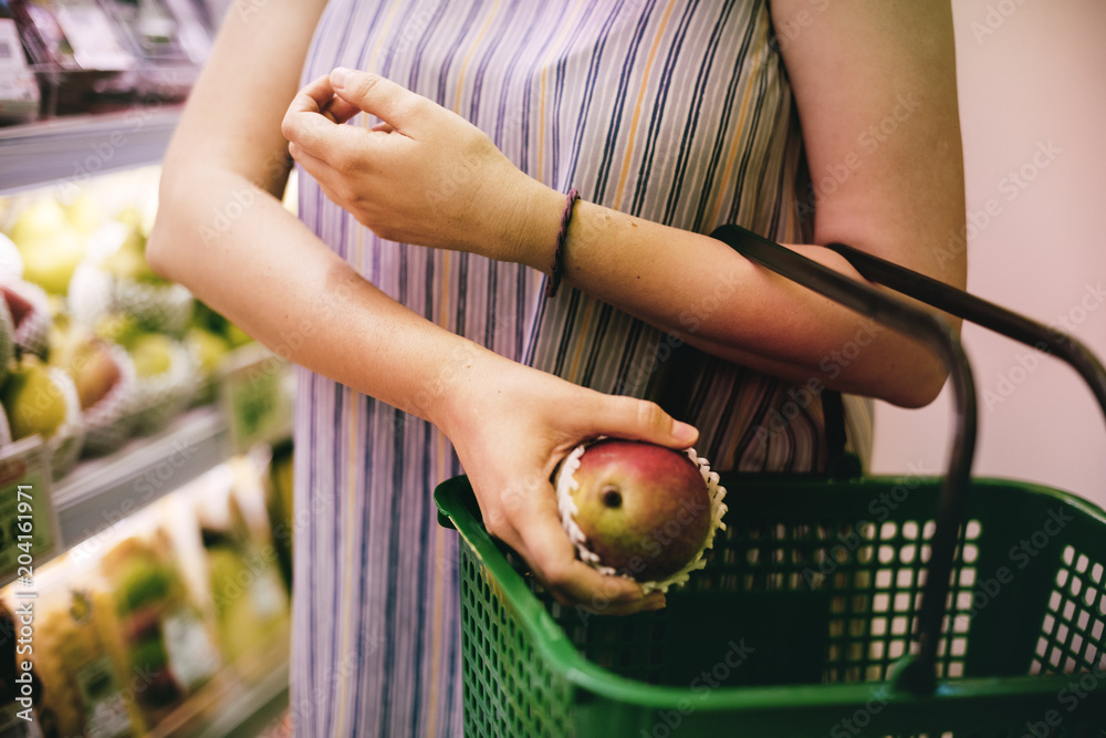 女人在超市挑选苹果