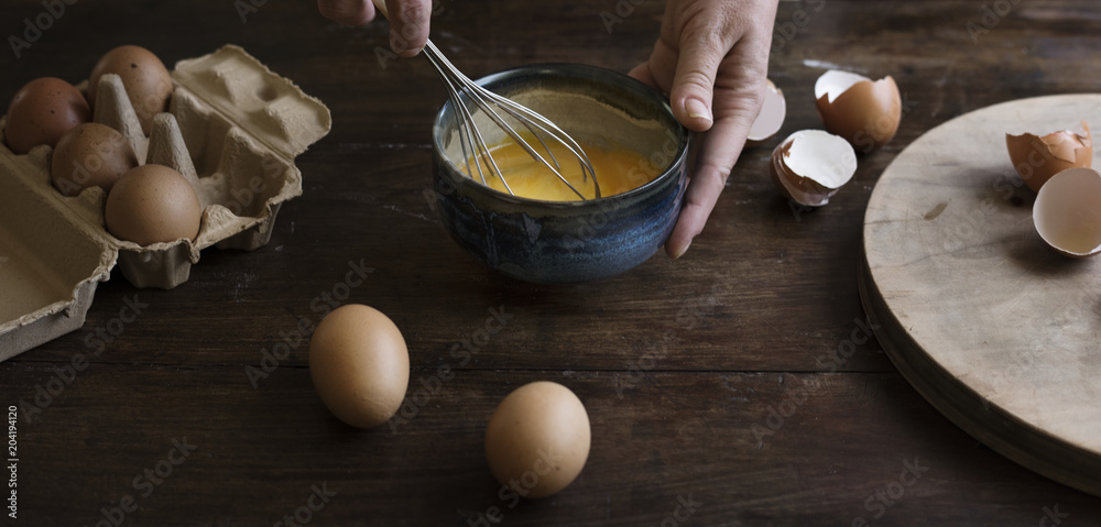 搅拌鸡蛋的女人美食摄影食谱创意