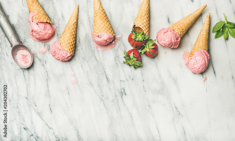 健康的低热量夏季甜点。扁平的自制酸奶冰淇淋配草莓