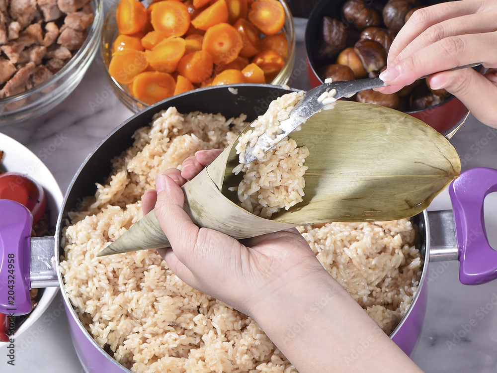 亚洲传统端午节制作粽子或粽子食谱的步骤
