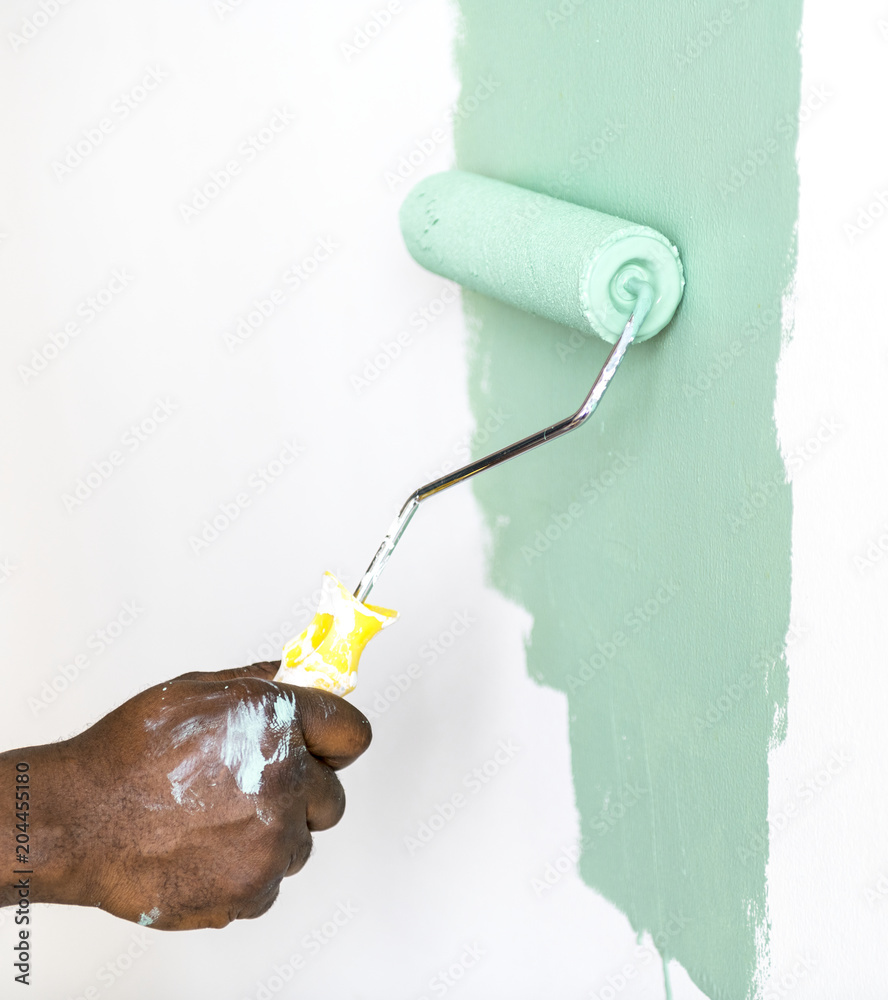 人们粉刷房屋墙壁