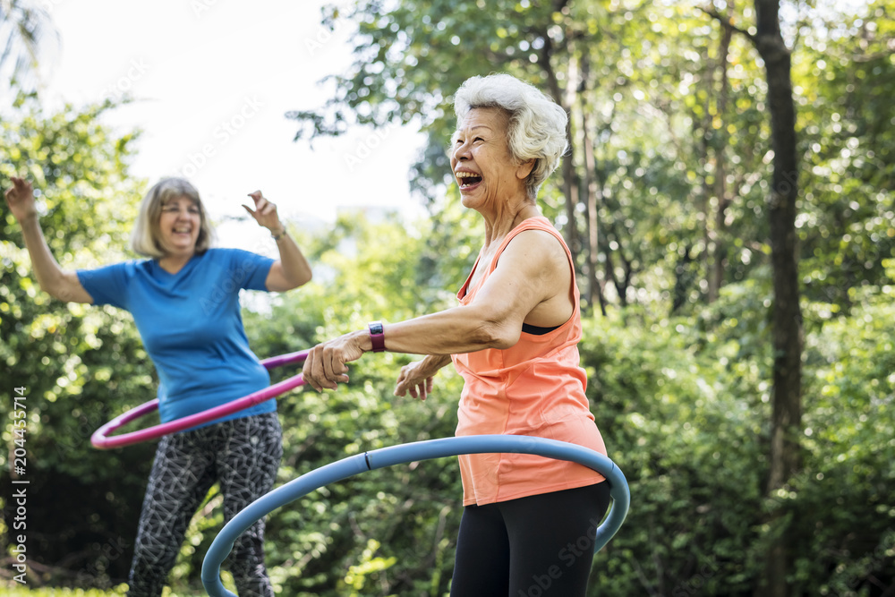 老年妇女用呼啦圈锻炼