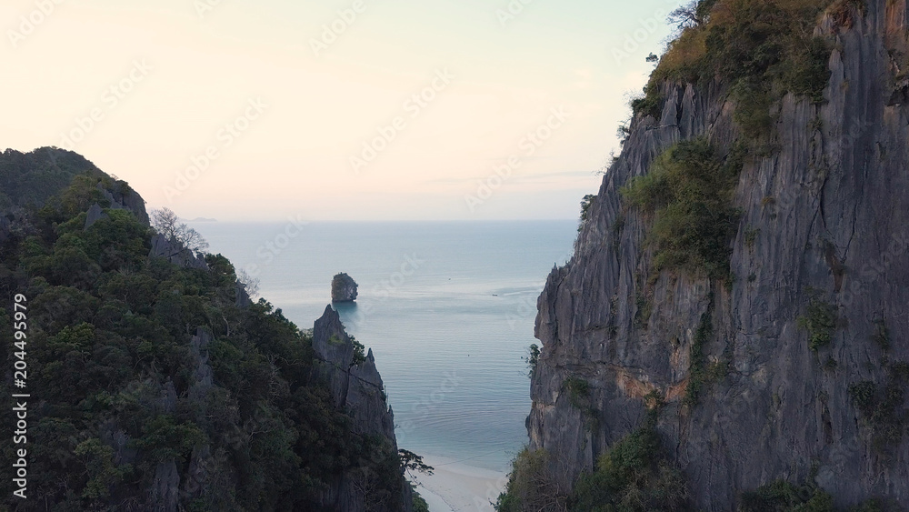 空中飞行：靠近令人惊叹的石灰岩悬崖，俯瞰浩瀚的蓝海