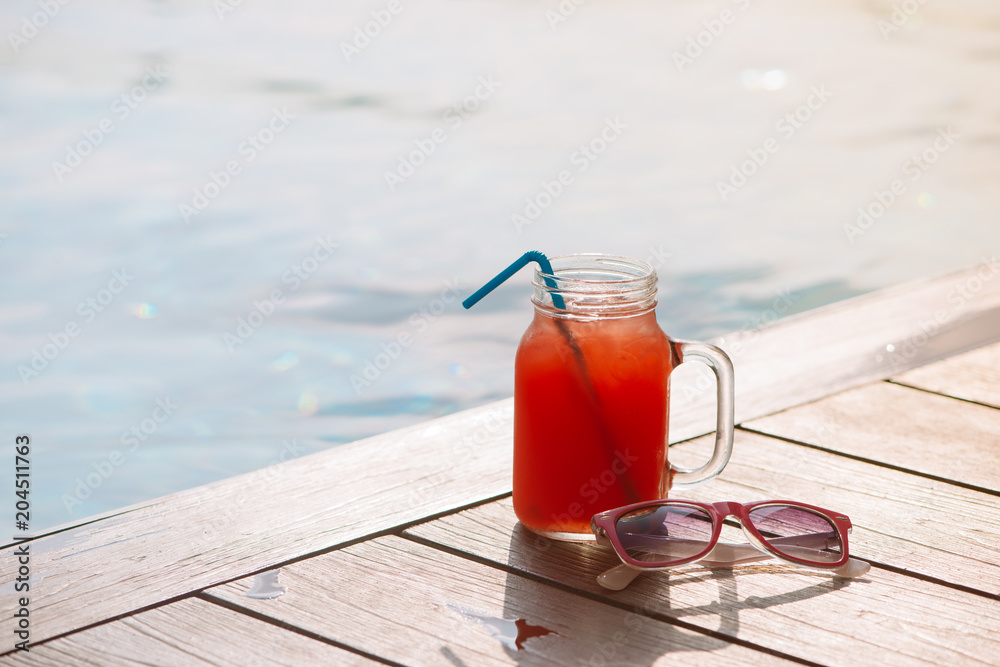 游泳池边上的一杯新鲜西瓜冰沙汁饮料-度假热带conce