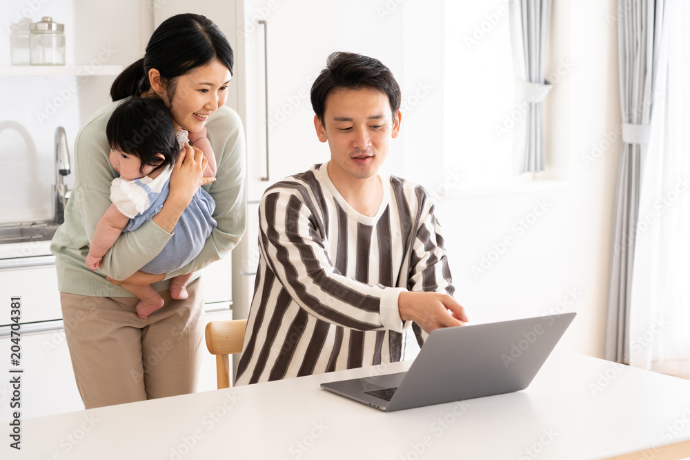 パソコンを使う家族